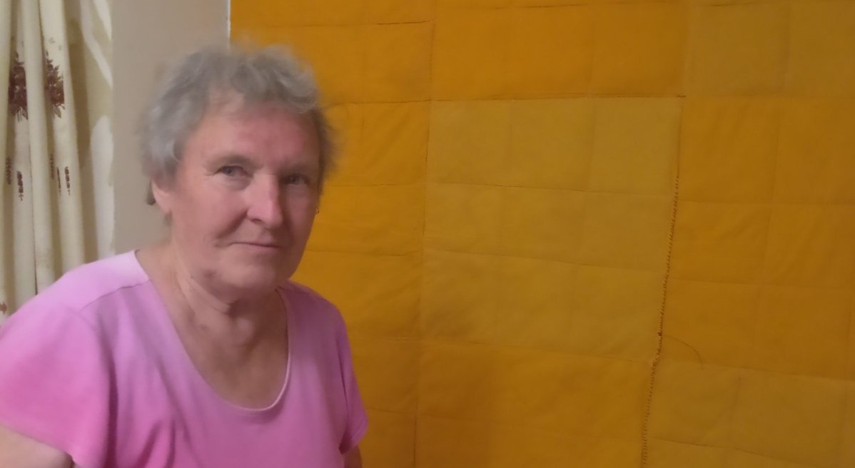 Жінка доглядаюча за сестрою, постраждалою після обстрілу, потребує допомоги у відновленні вікон в квартирі