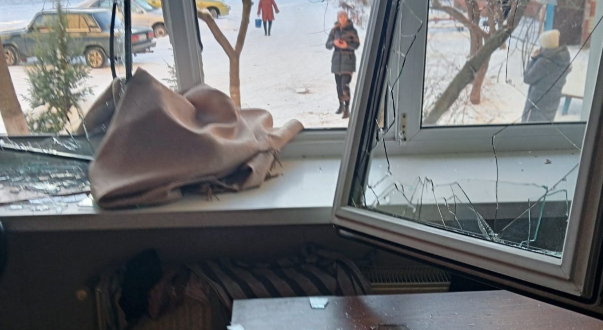 Одна з ракет влучила у двір житлового будинку, в результаті чого було пошкоджено квартиру військового