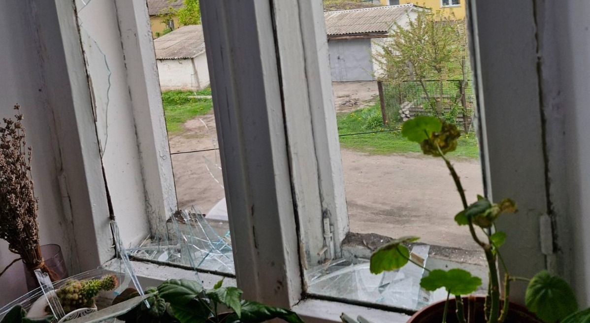 Працівник лікарні з міста Білопілля, який частково втратив слух під час вибуху, просить допомоги у відновленні будинку