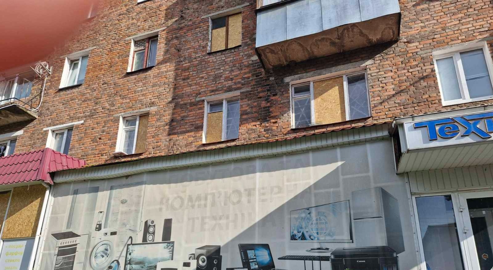 Родина з Сумщини потребує допомоги у відновленні пошкоджених вікон