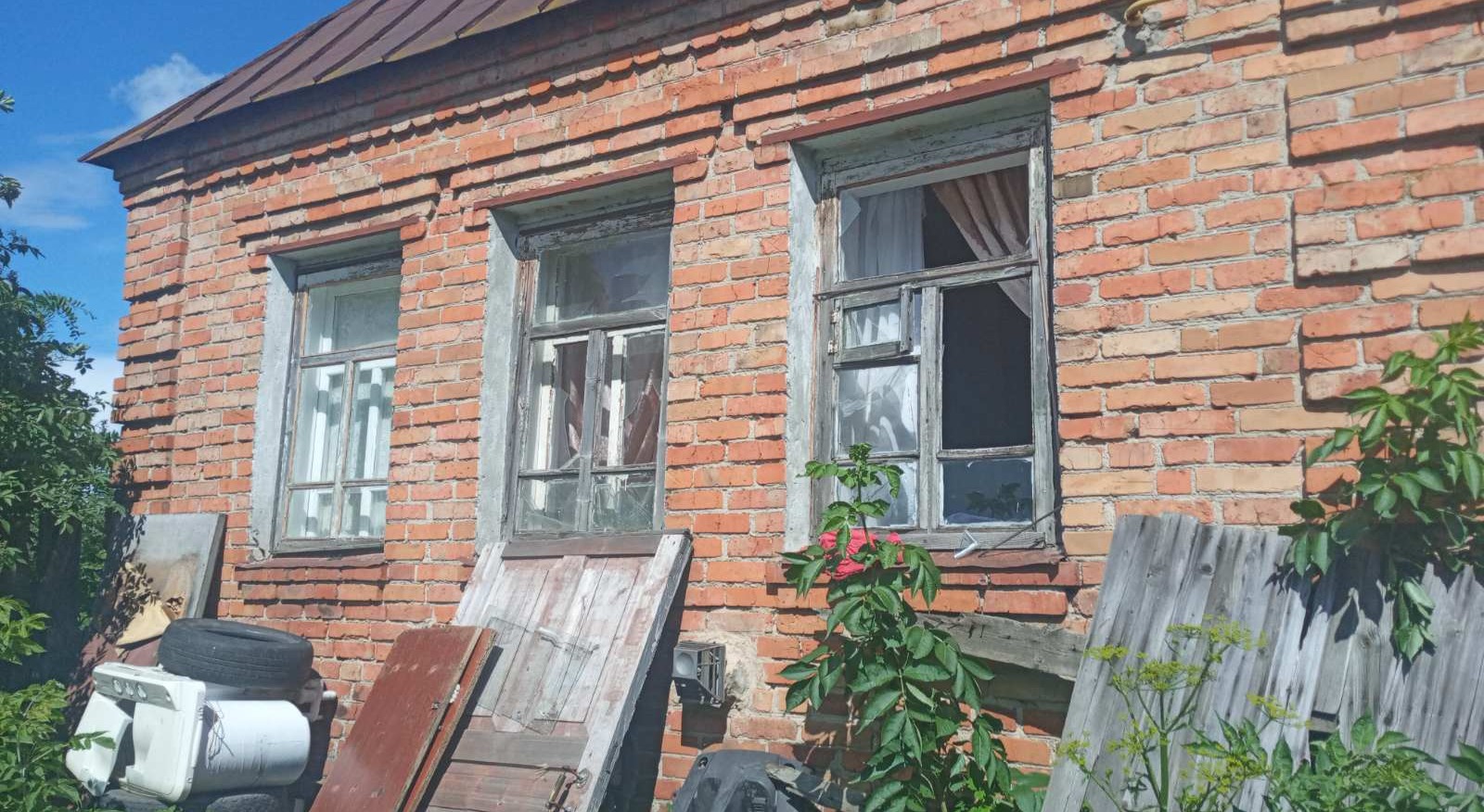 Травмована під час обстрілу жінка просить допомоги у відновленні будинку