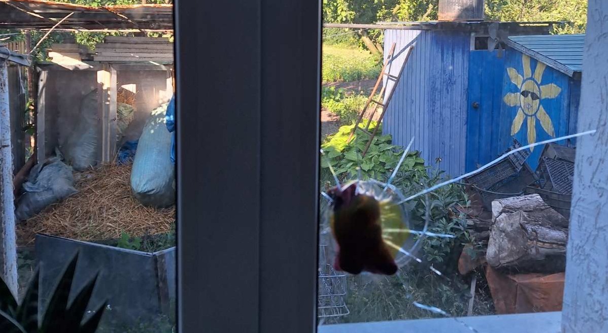 В будинку підприємця з міста Білопілля вибиті вікна та пошкоджено дах