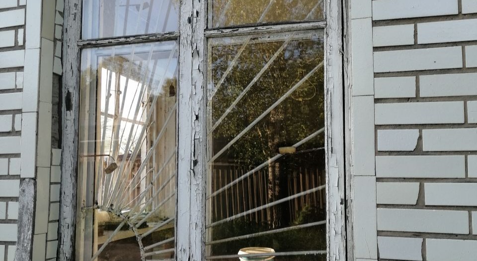 Пенсіонерка з Сумщини проживає у пошкодженому будинку