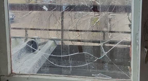 Пошкоджено вікна у квартирі 73 літнього пенсіонера з Білопілля