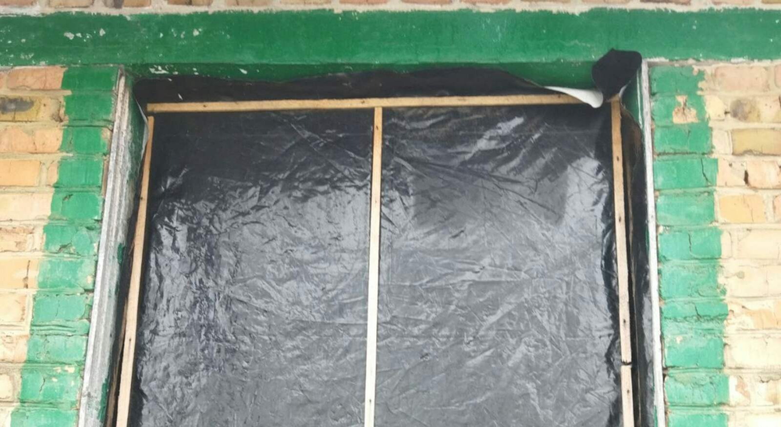 Працівник лісгоспу, який втратив роботу через війну, просить допомоги у відновленні пошкодженого будинку