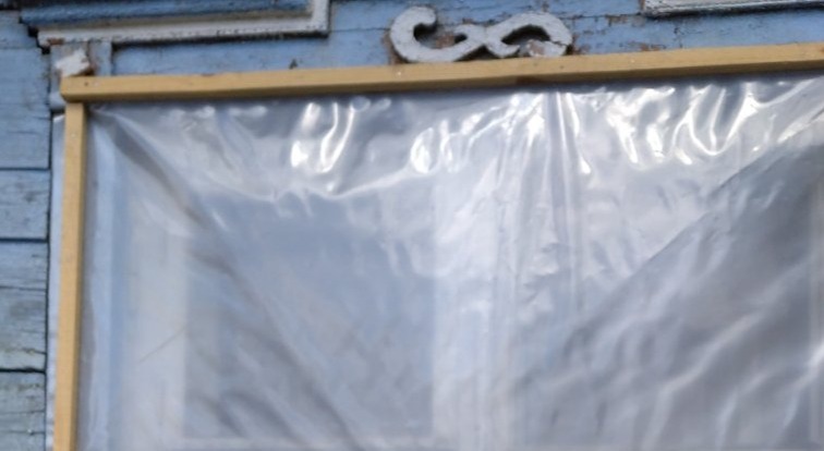 Внаслідок обстрілів росіян будинок подружжя пенсіонерів залишився без вікон