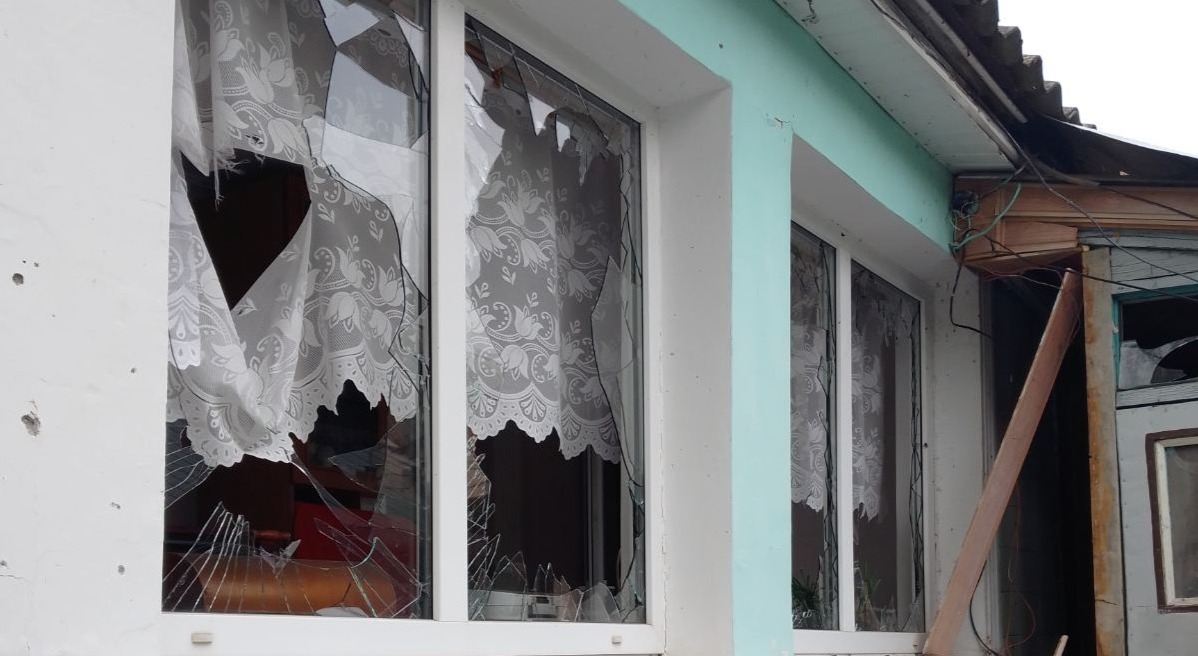 У будинку з вибитими вікнами живе 87-річна пенсіонерка з Білопілля