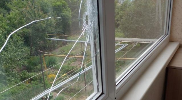 В результаті обстрілу пошкоджено 4 вікна у квартирі пенсіонерів з Білопілля