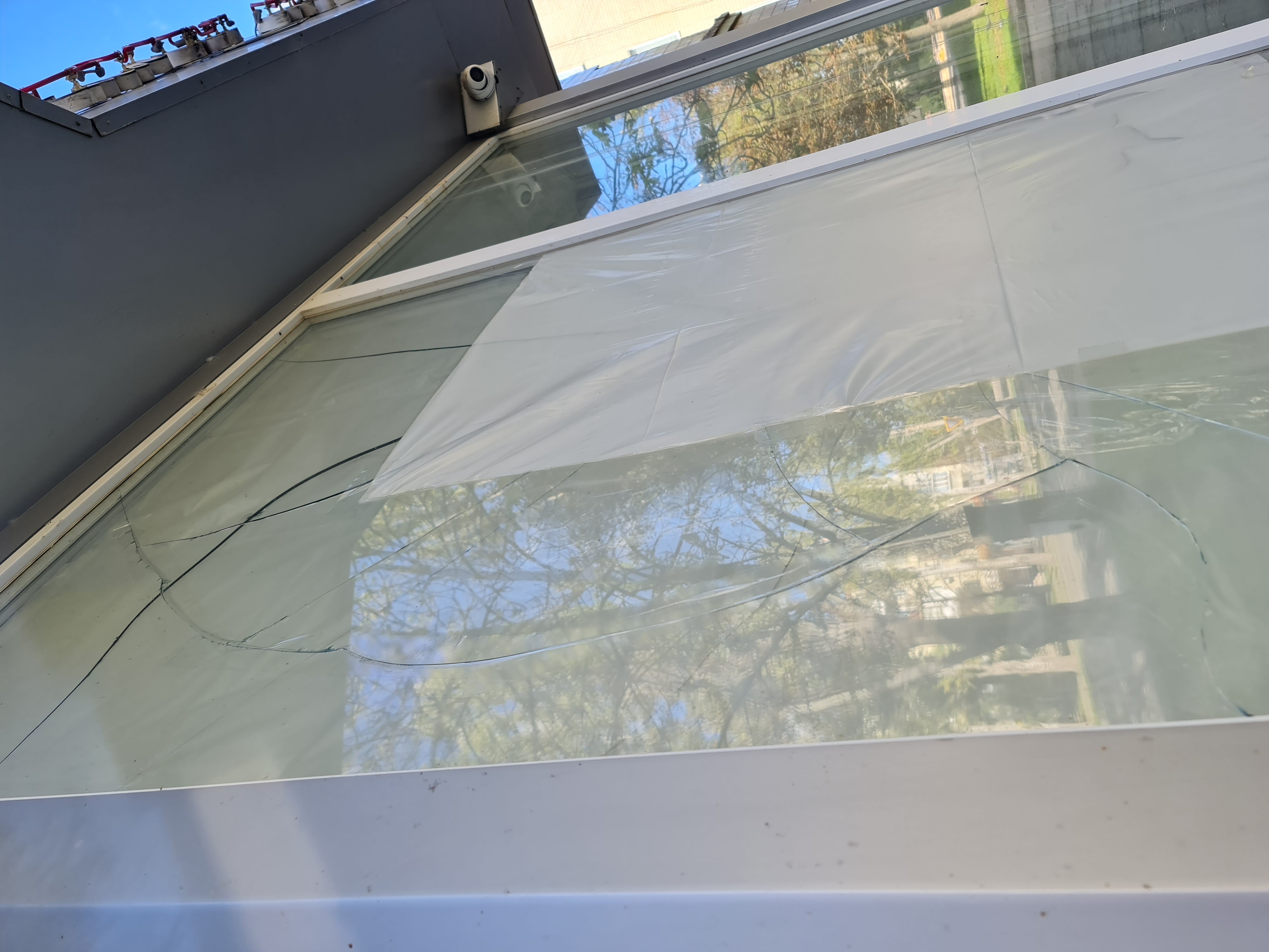 На Херсонщині будинок потрапив під обстріл. Жінка потребує допомоги 