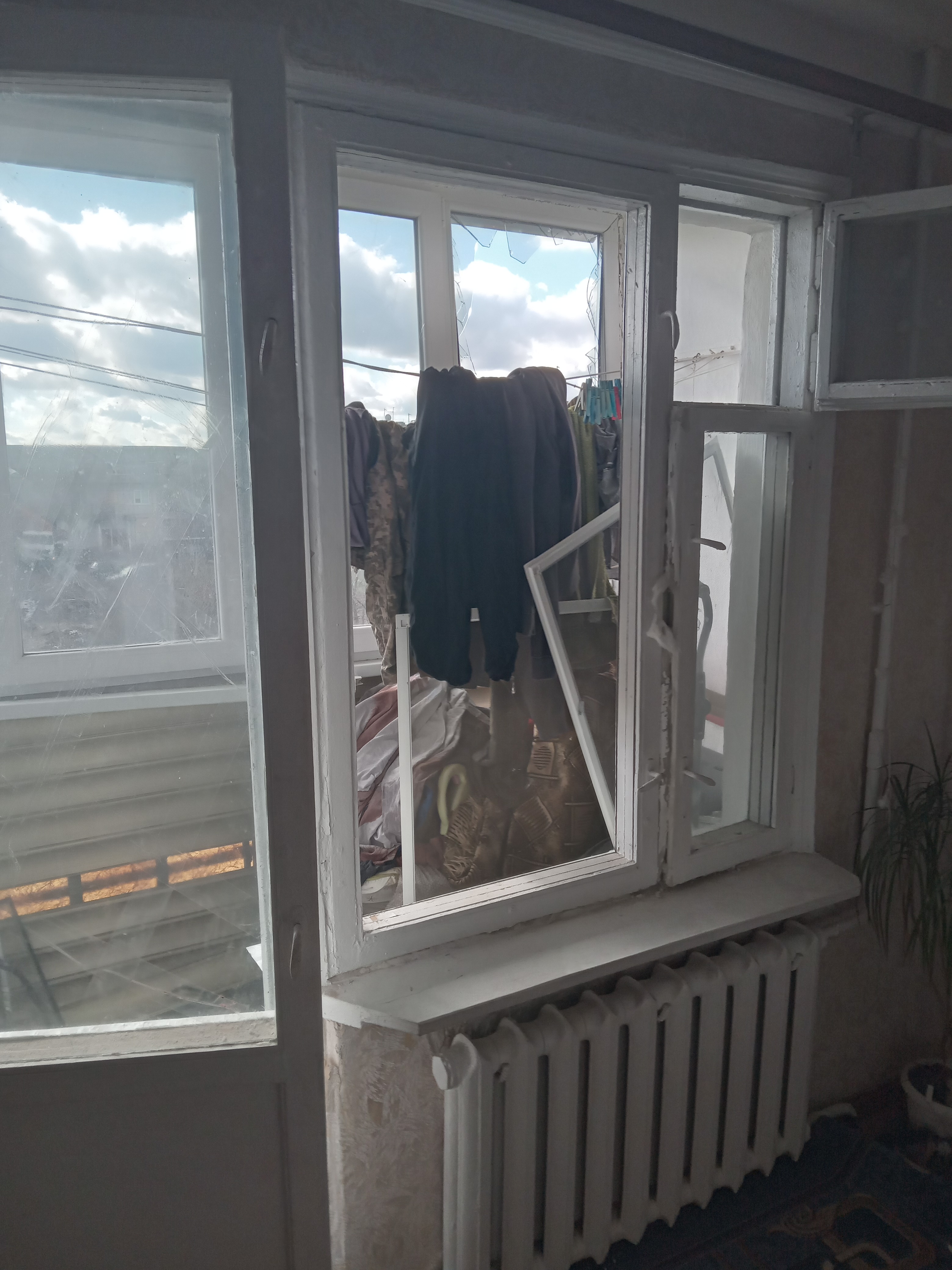 Через обстріли квартира в Боровій, де мешкала велика родина з 5-річним онуком, залишилась без вікон та внутрішніх дверей 