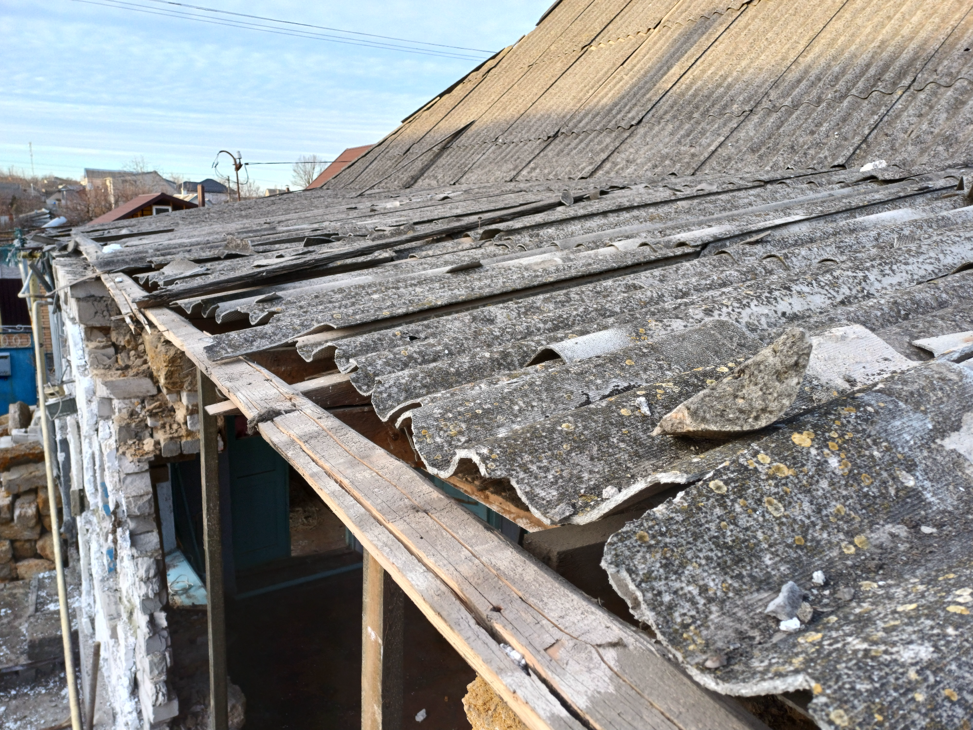 Через обстріл будинок родини з Херсонщини став непридатним до життя