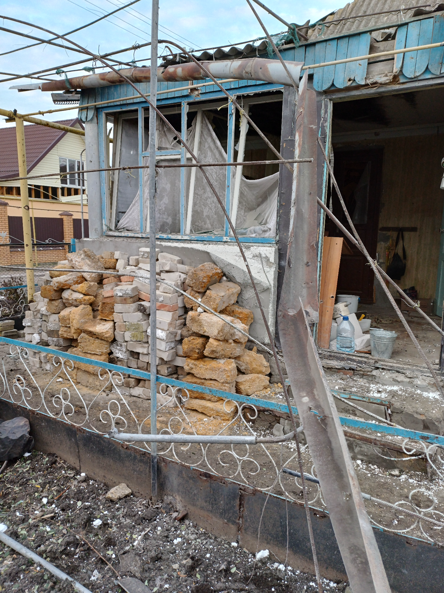 Через обстріл будинок родини з Херсонщини став непридатним до життя