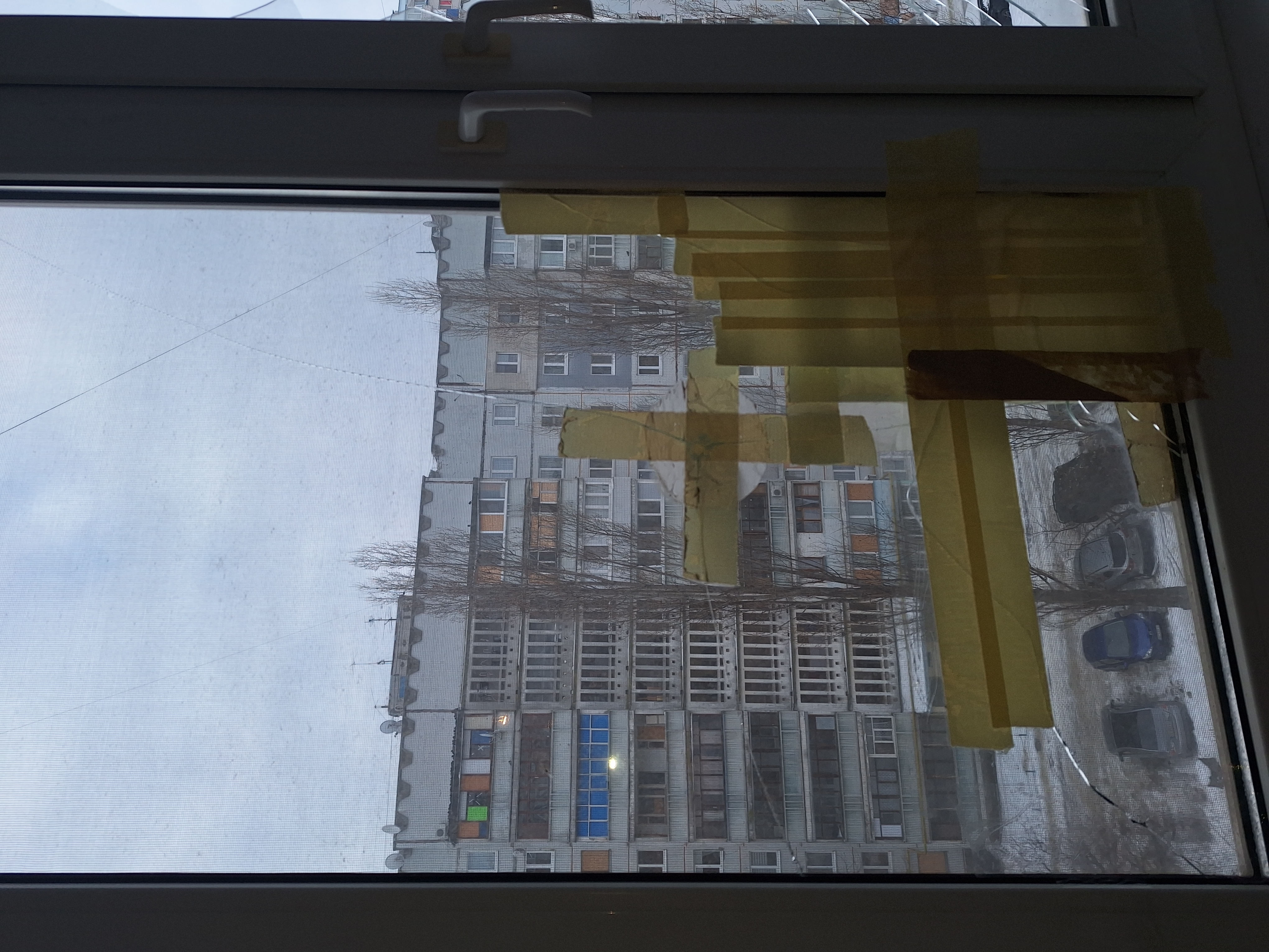 В квартирі родини з Харкова під час обстрілу вибило вікна. Людям потрібна допомога 