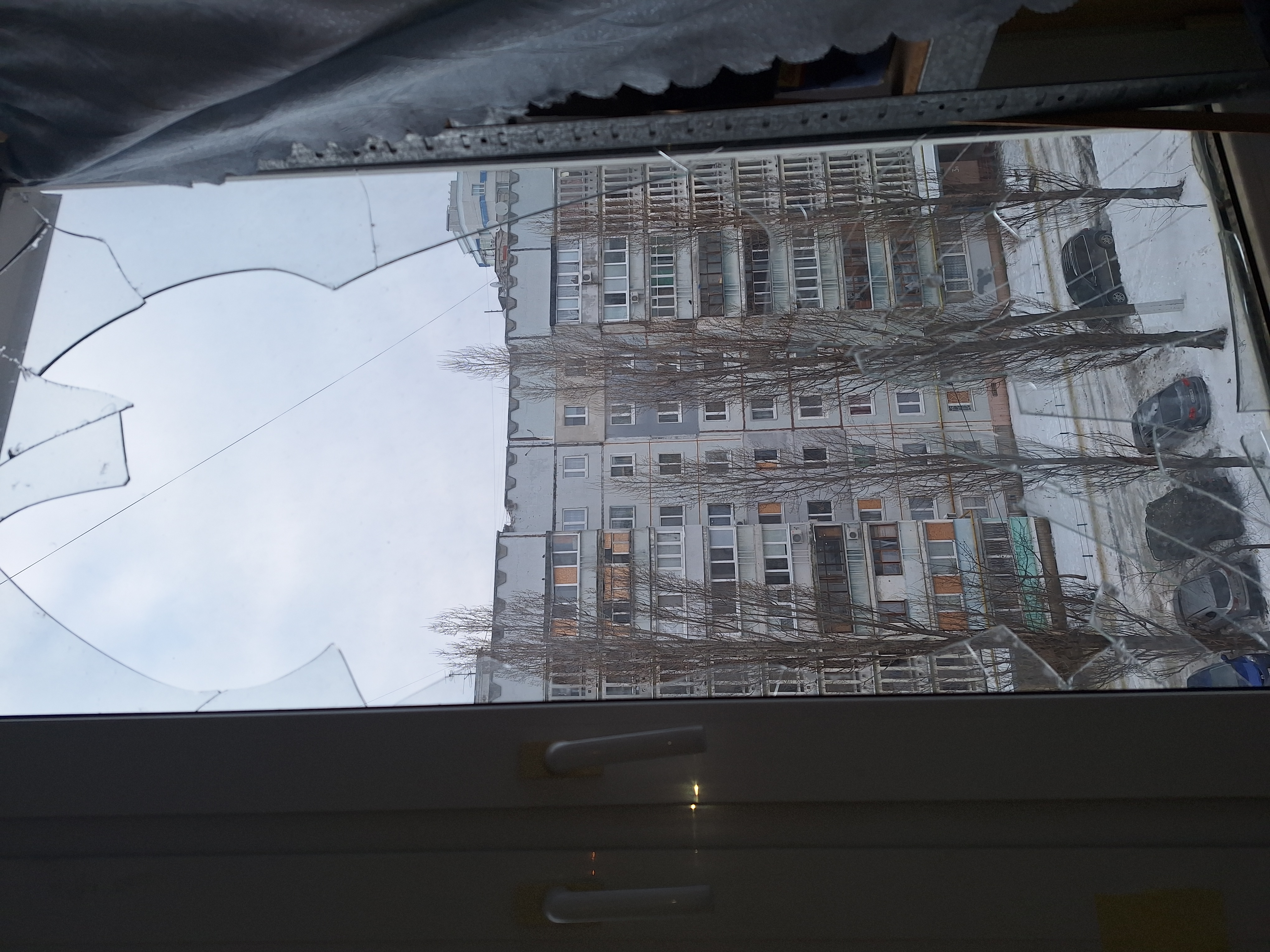 В квартирі родини з Харкова під час обстрілу вибило вікна. Людям потрібна допомога 