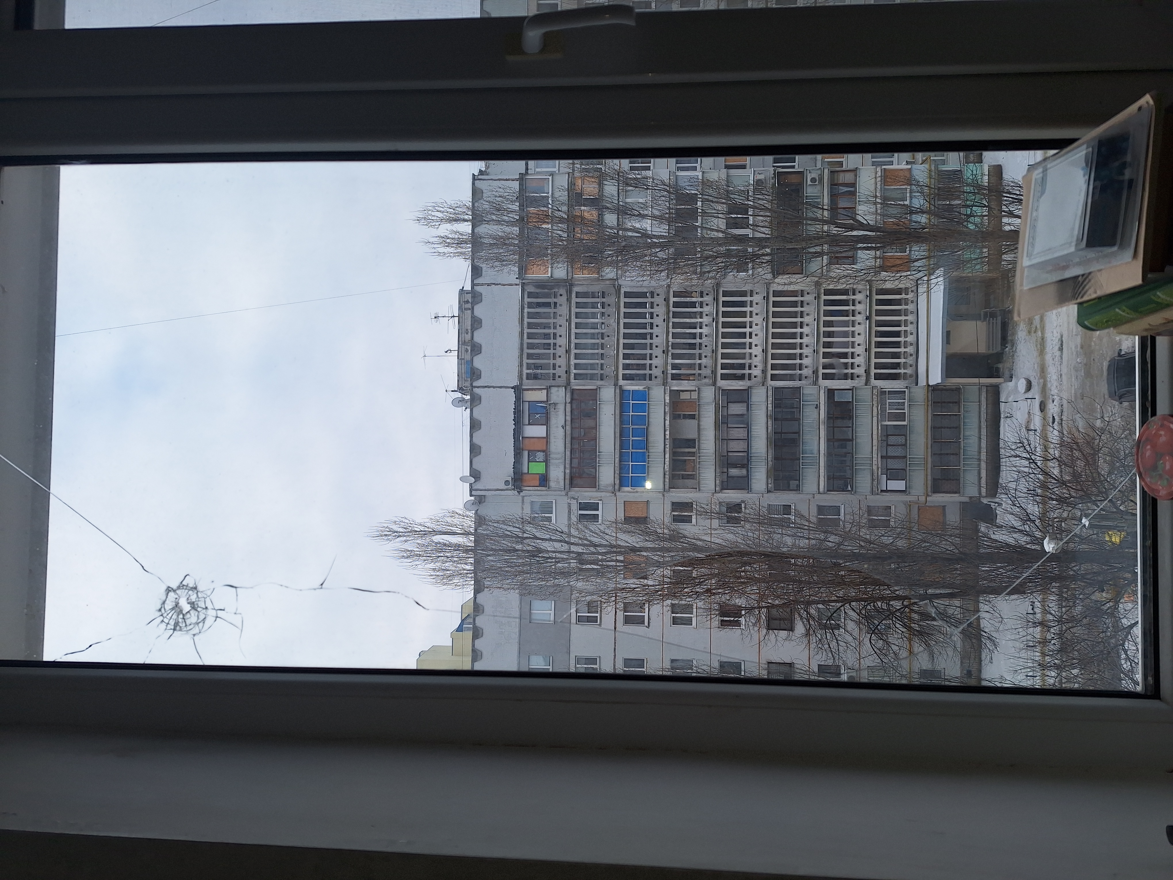 В квартирі родини з Харкова під час обстрілу вибило вікна. Людям потрібна допомога 