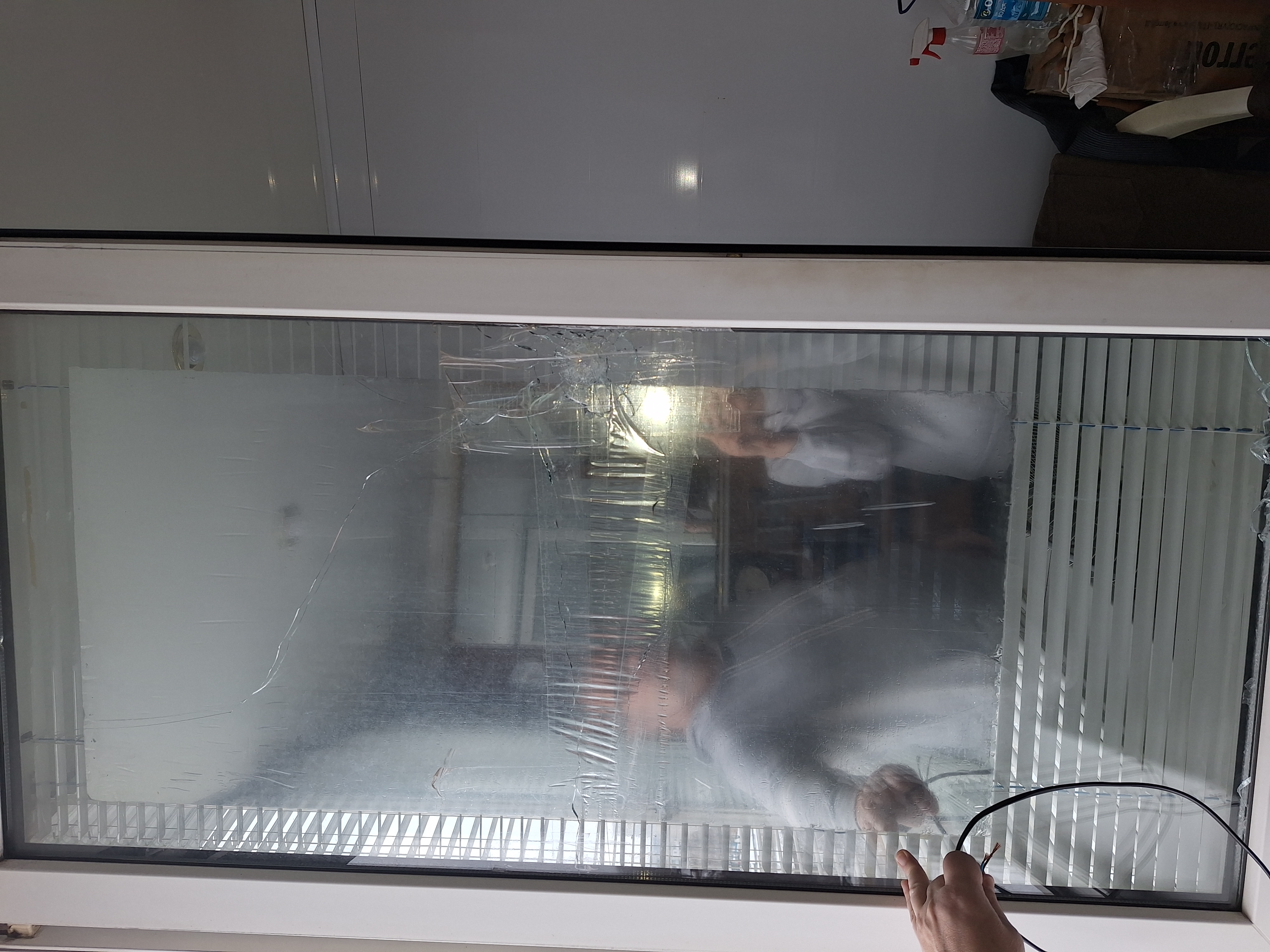 Квартира харків’янки внаслідок обстрілу залишилась без вікон 