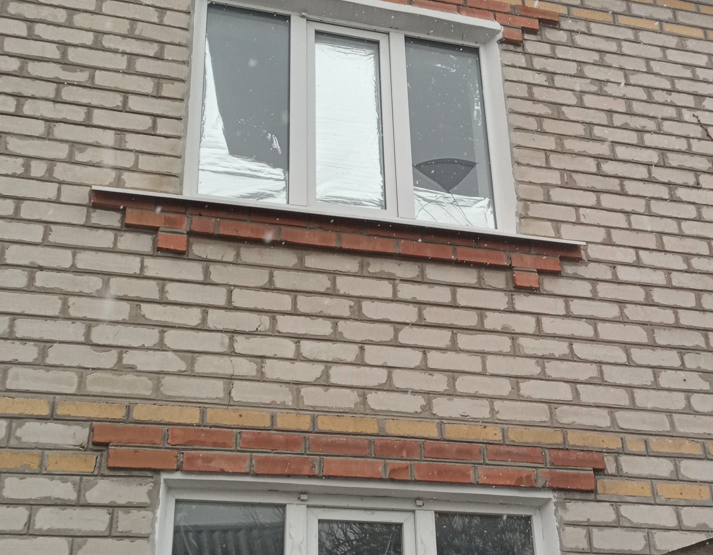 Жінка з міста Ізюм просить допомоги у відновленні пошкоджених вікон в будинку