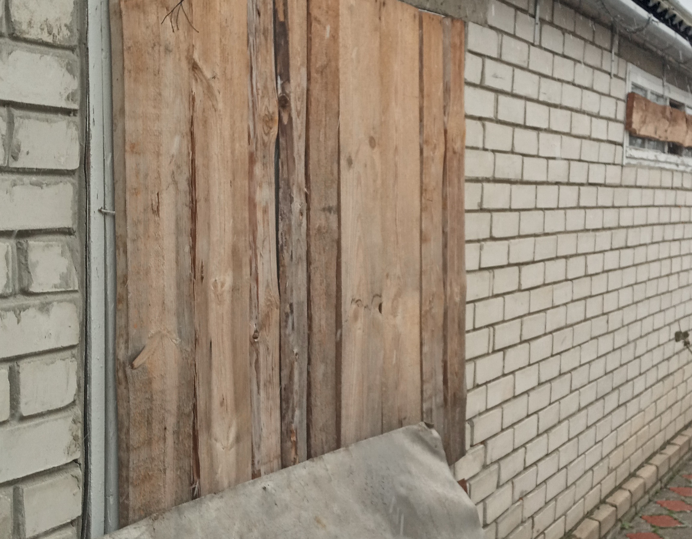 Жінка з міста Ізюм просить допомоги у відновленні пошкоджених вікон в будинку