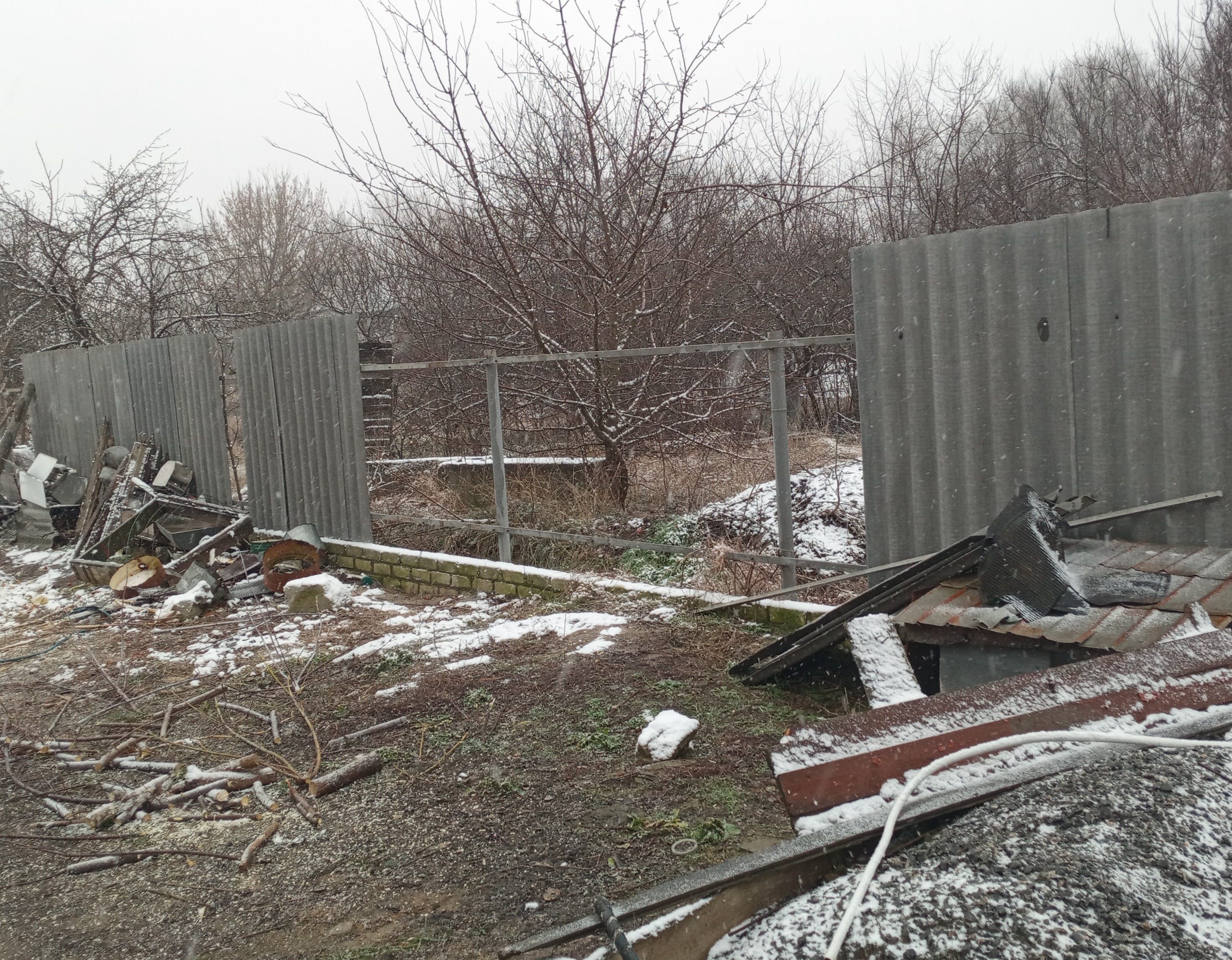 Жінка з міста Ізюм просить допомоги у відновленні пошкоджених вікон в будинку