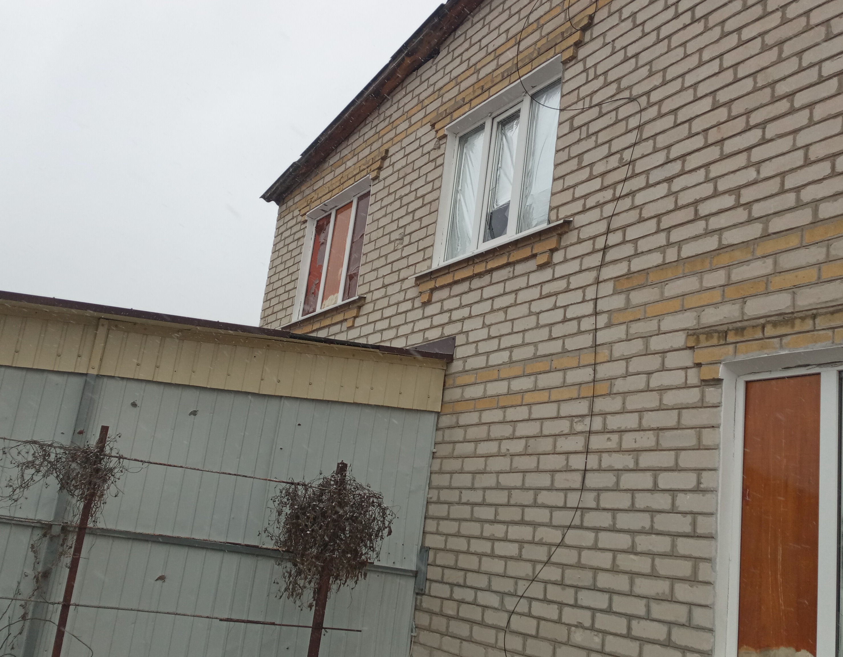 Жінка з міста Ізюм просить допомоги у відновленні пошкоджених вікон в будинку