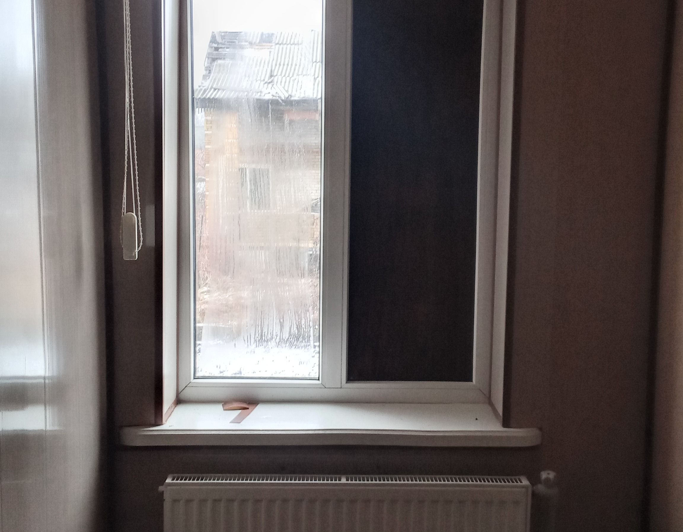 Жінка з міста Ізюм просить допомоги у відновленні пошкоджених вікон в будинку