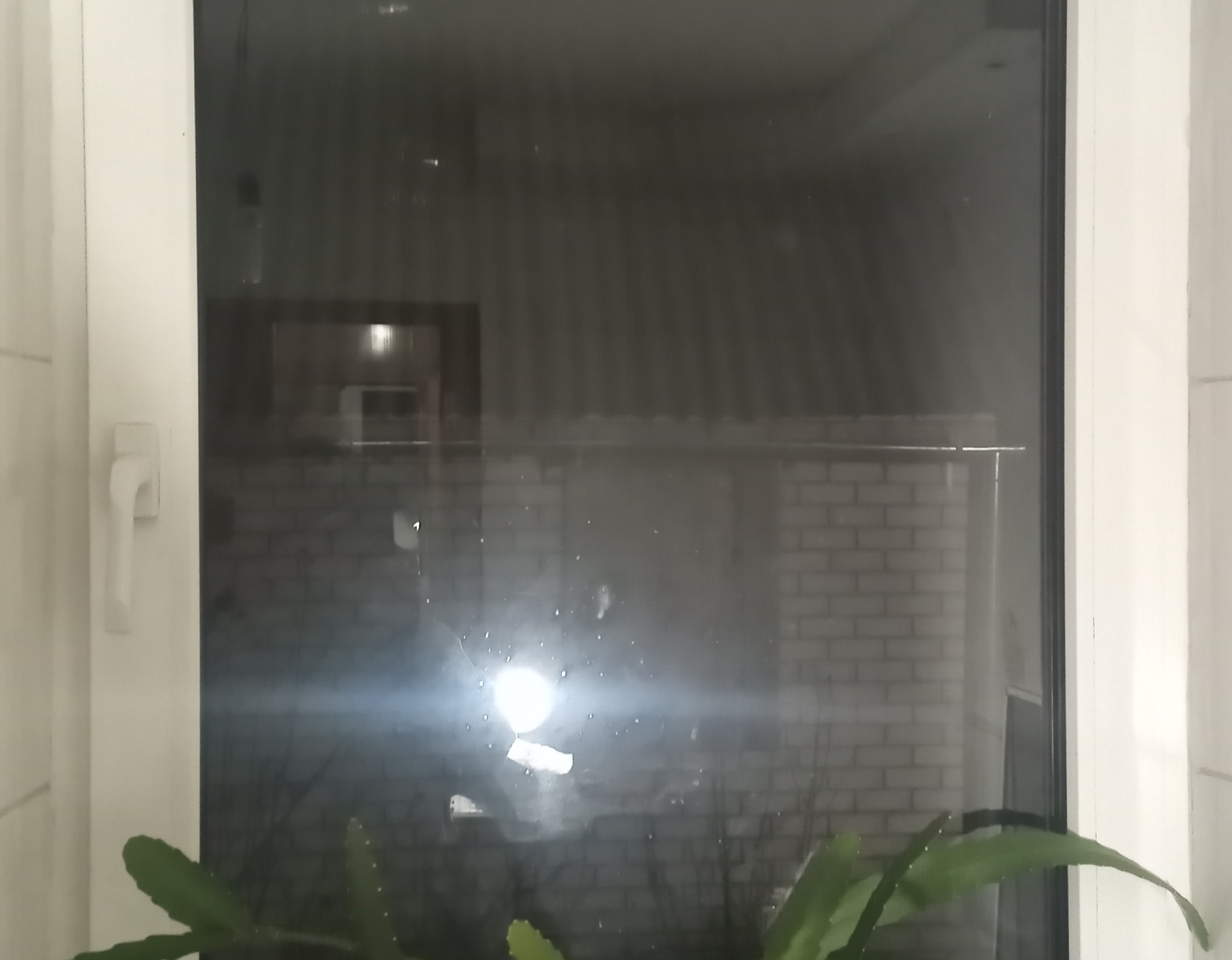 Жінка з міста Ізюм просить допомоги у відновленні пошкоджених вікон в будинку