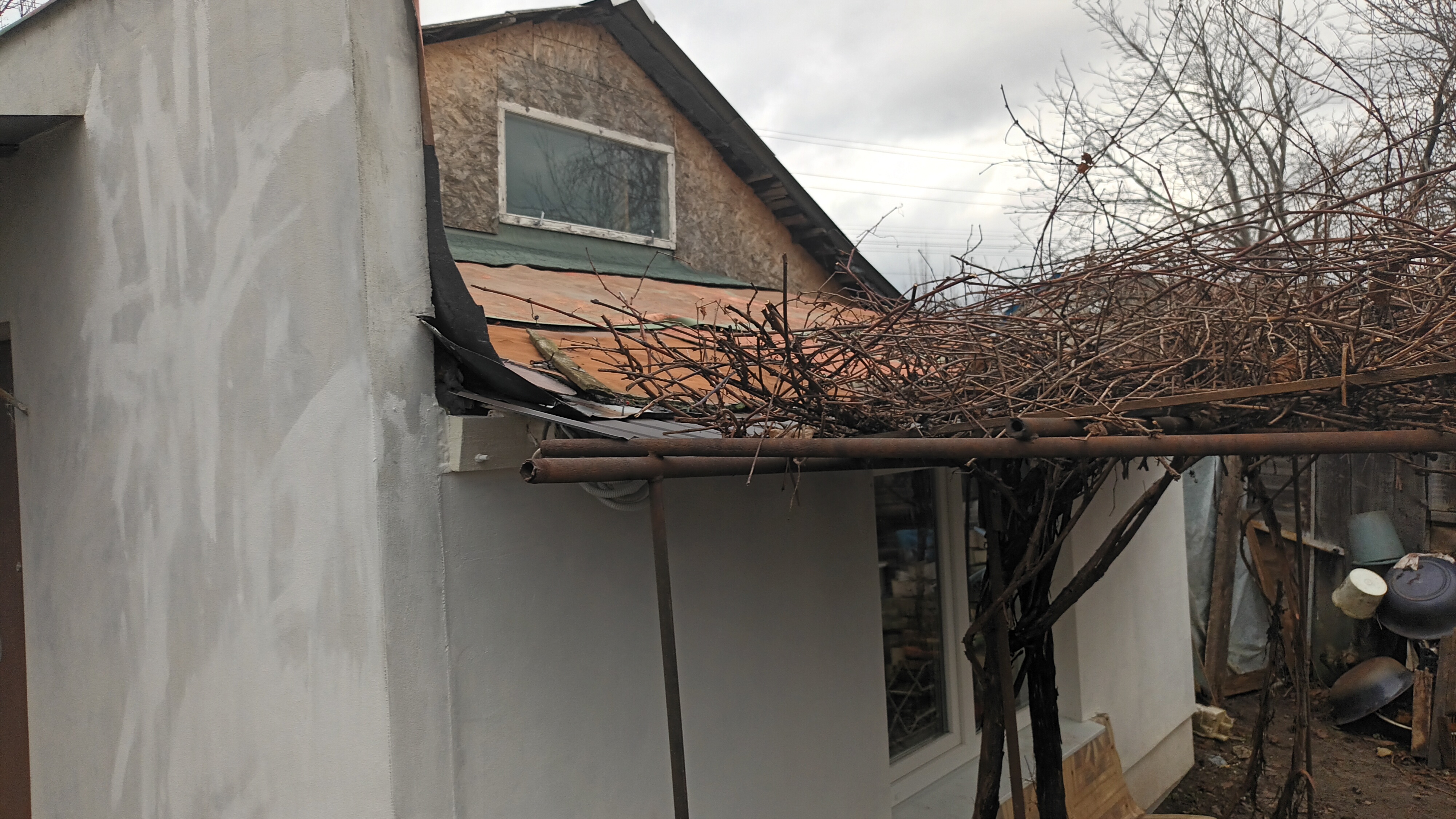 Чоловік з інвалідністю мріє повернутись до власного будинку, пошкодженого обстрілами