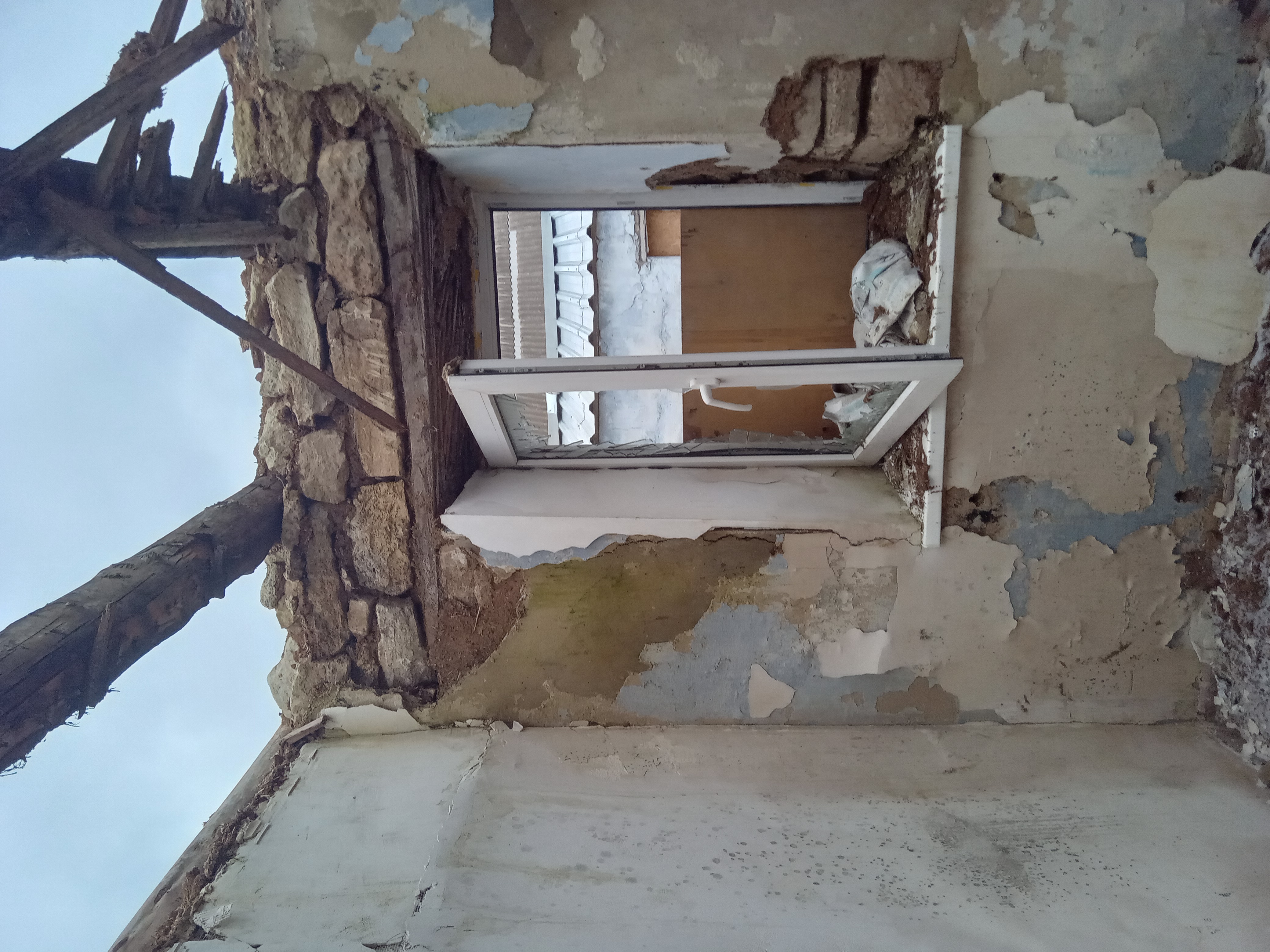 Подружжя з Миколаївщини мріє відбудувати зруйнований обстрілами будинок