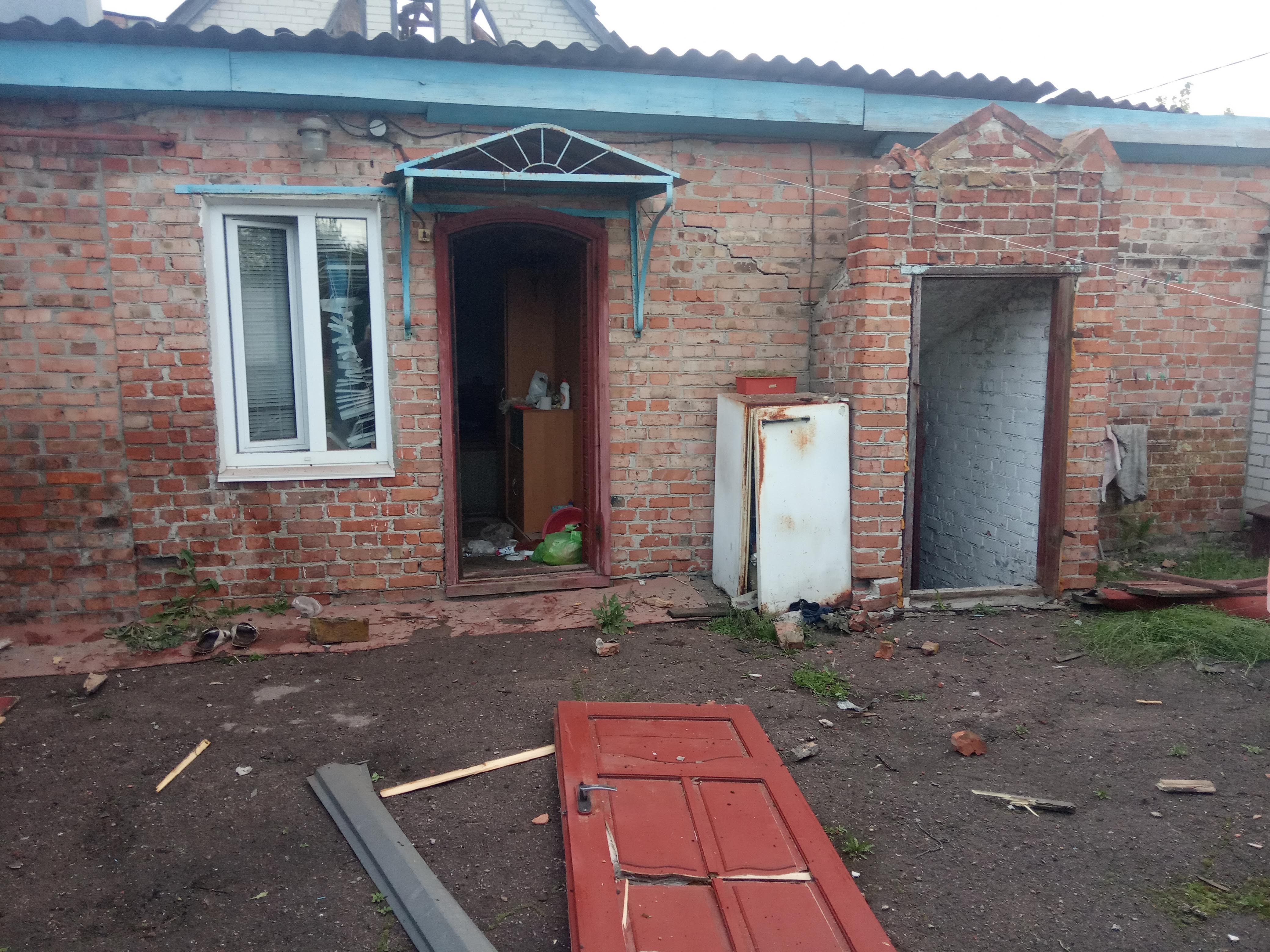 Жінка з Білопілля вимушена жити в будинку з пошкодженим дахом та вікнами