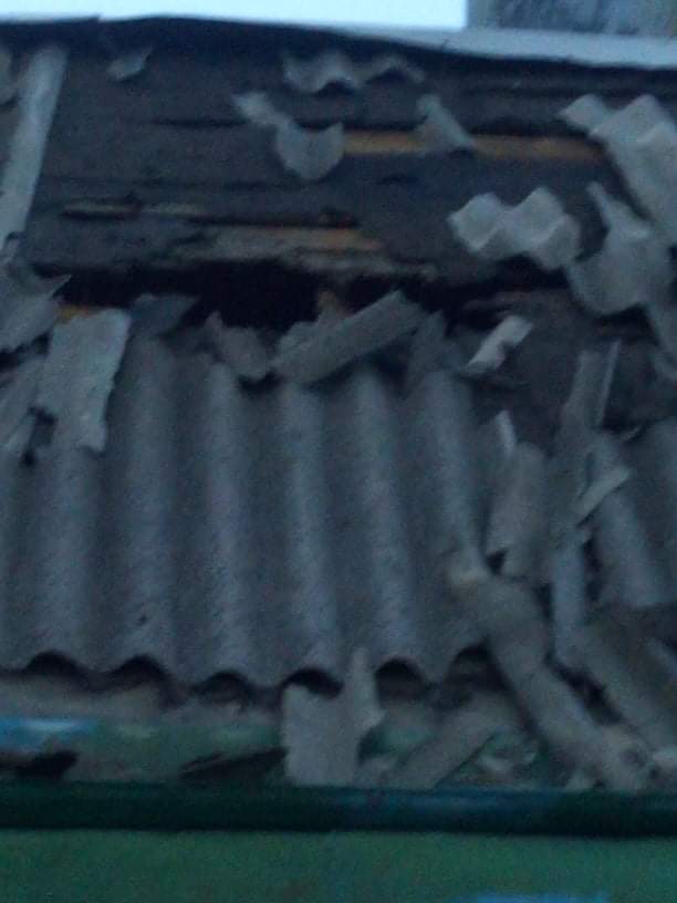 «Дах тече, стеля обвалюється: умови після обстрілу жахливі, буду вдячний якщо допоможете» -  пенсіонер з селища Хорошеве