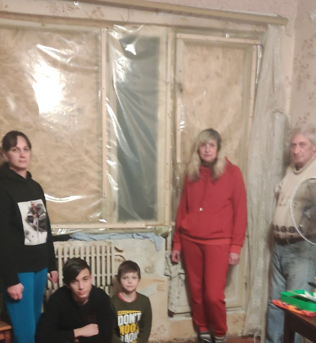 Вибиті вікна, понівечені балкони: вікна затягнули плівкою, заколотили фанерою та ганчір’ям 