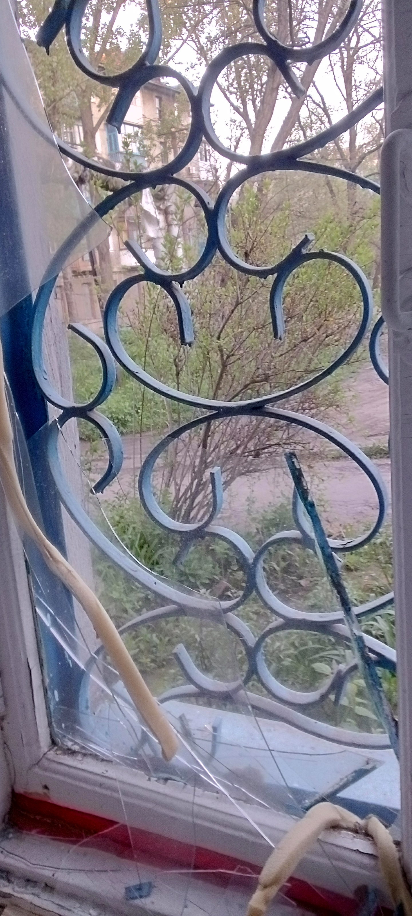 Пенсіонерка з міста Костянтинівка взимку живе в квартирі без двох вікон