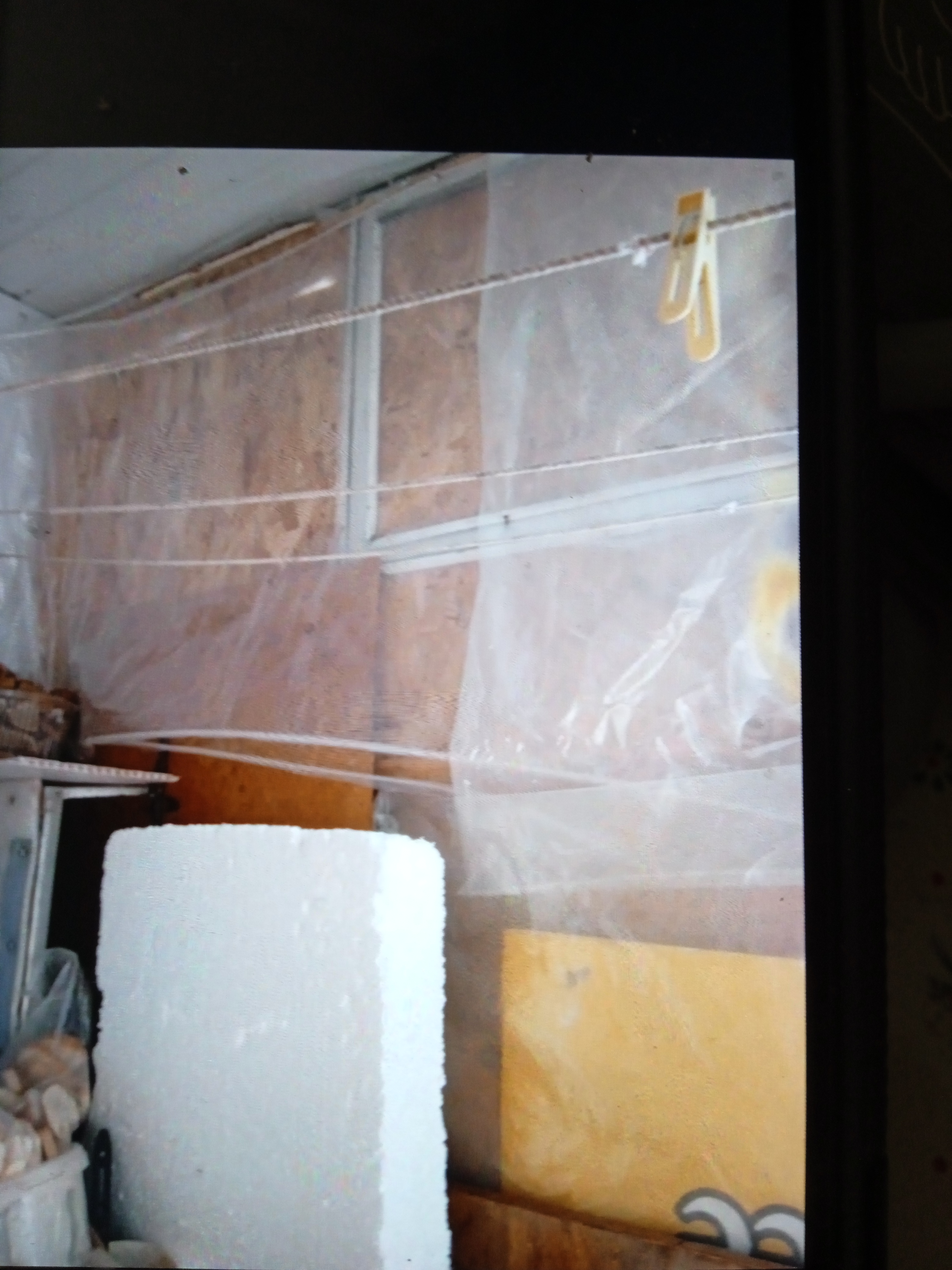 В квартирі харків’ян під час обстрілу було вибито вікно. Людям потрібна допомога