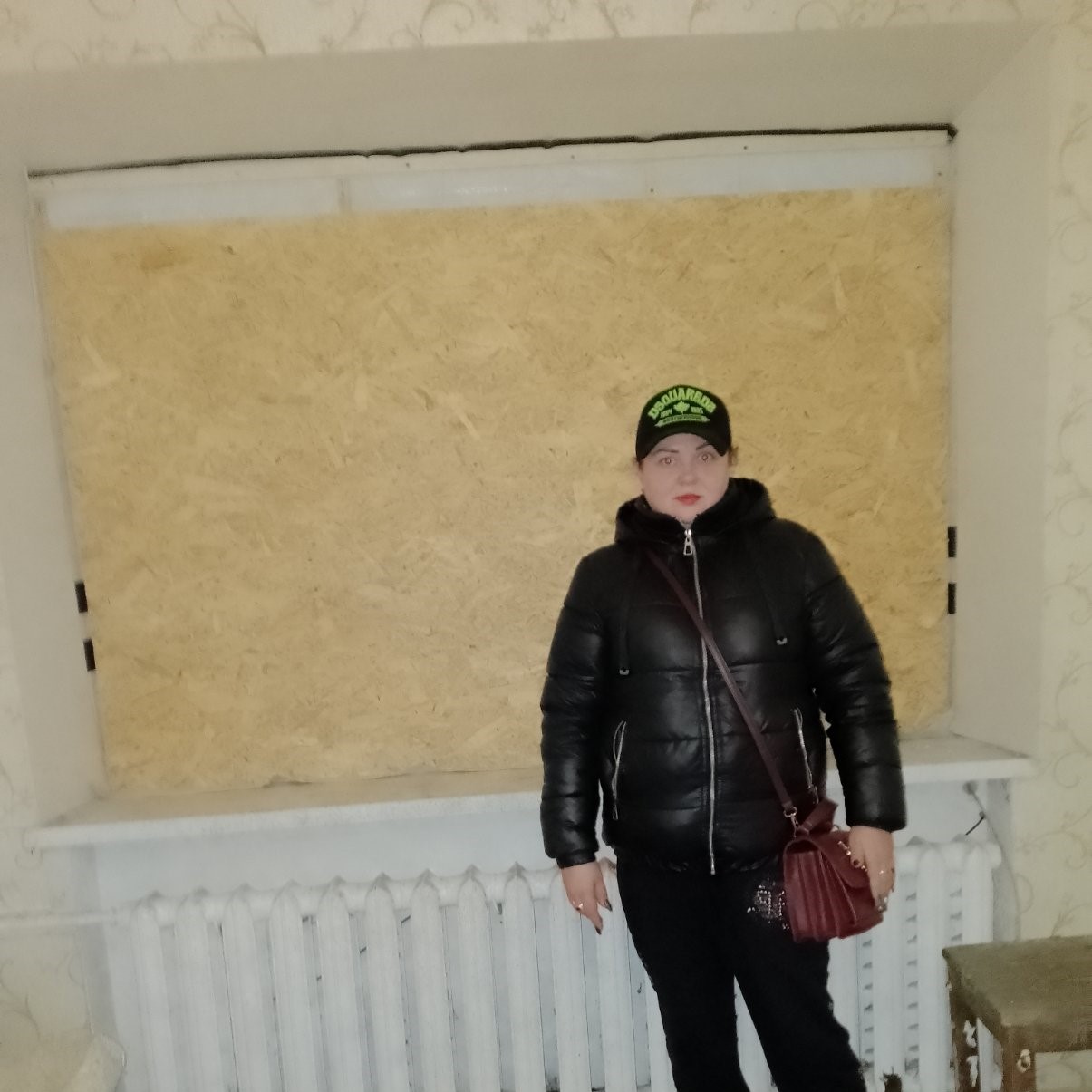 «В квартирі холодно, там жити наразі неможливо» - говорить Інна про квартиру після обстрілу.