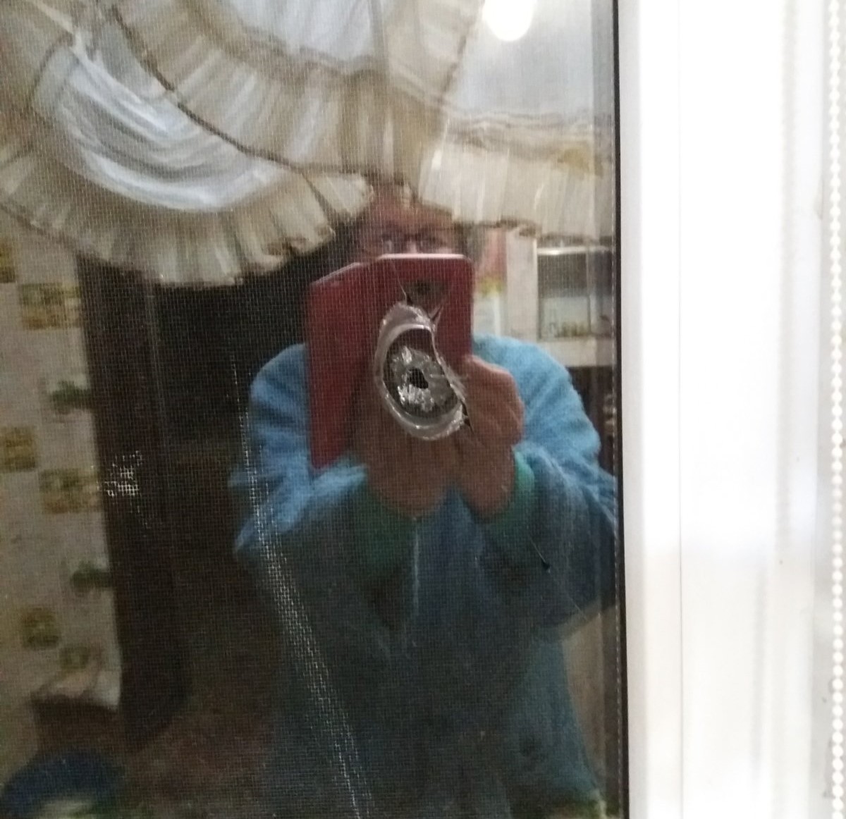 В будинку пенсіонерки з СМТ Зноб - Новгородське внаслідок обстрілу пошкоджено вікно та дах.