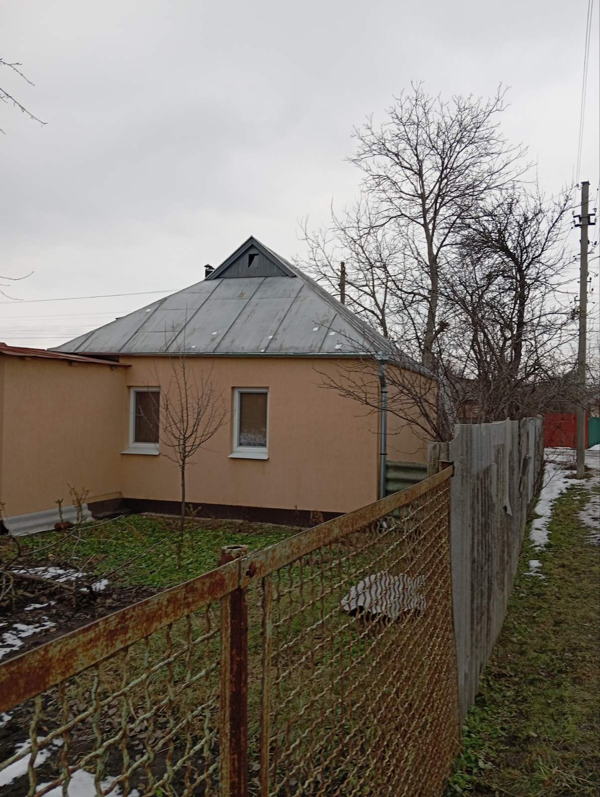 Пенсіонер з Тростянця живе у будинку з пошкодженим під час окупації дахом