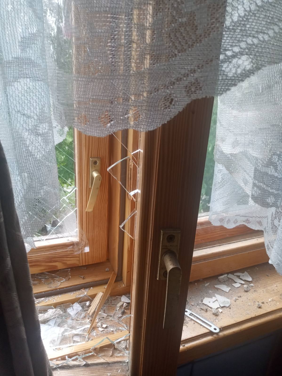 Родині з Харкова потрібна допомога у відновленні вікон та дверей після обстрілів 