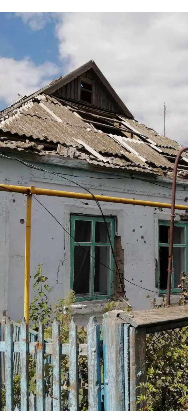 Вибито 7 вікон, вхідні двері та пошкоджено дах – наслідки обстрілу у Високопіллі Херсонської області 
