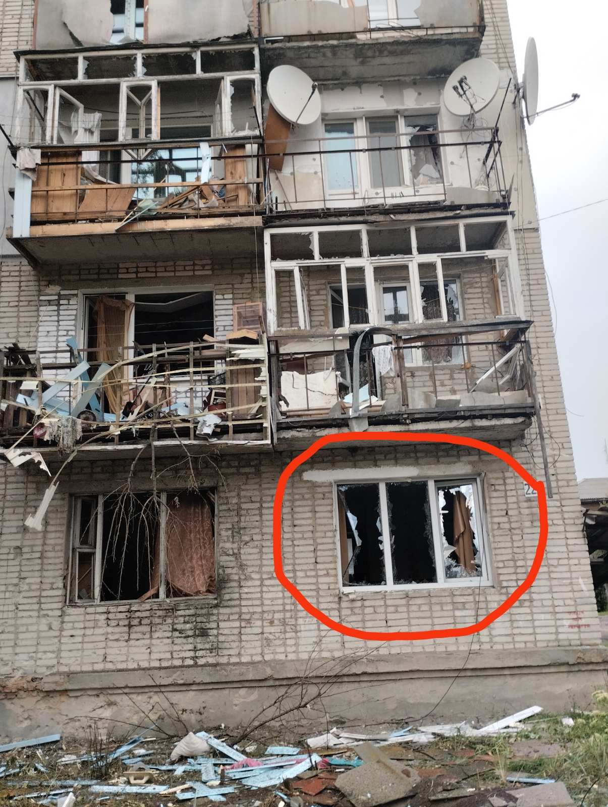 В місті Середино - Буда в квартирі пошкодило три вікна. Сім’я потребує потребує допомоги 