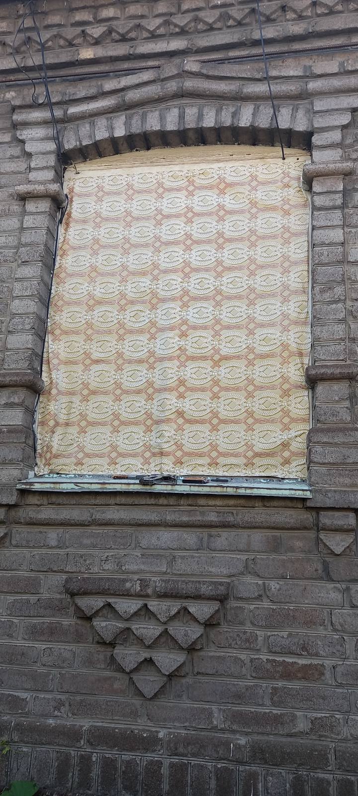 Родині літніх людей з Краматорська потрібна допомога у відновленні будинку 