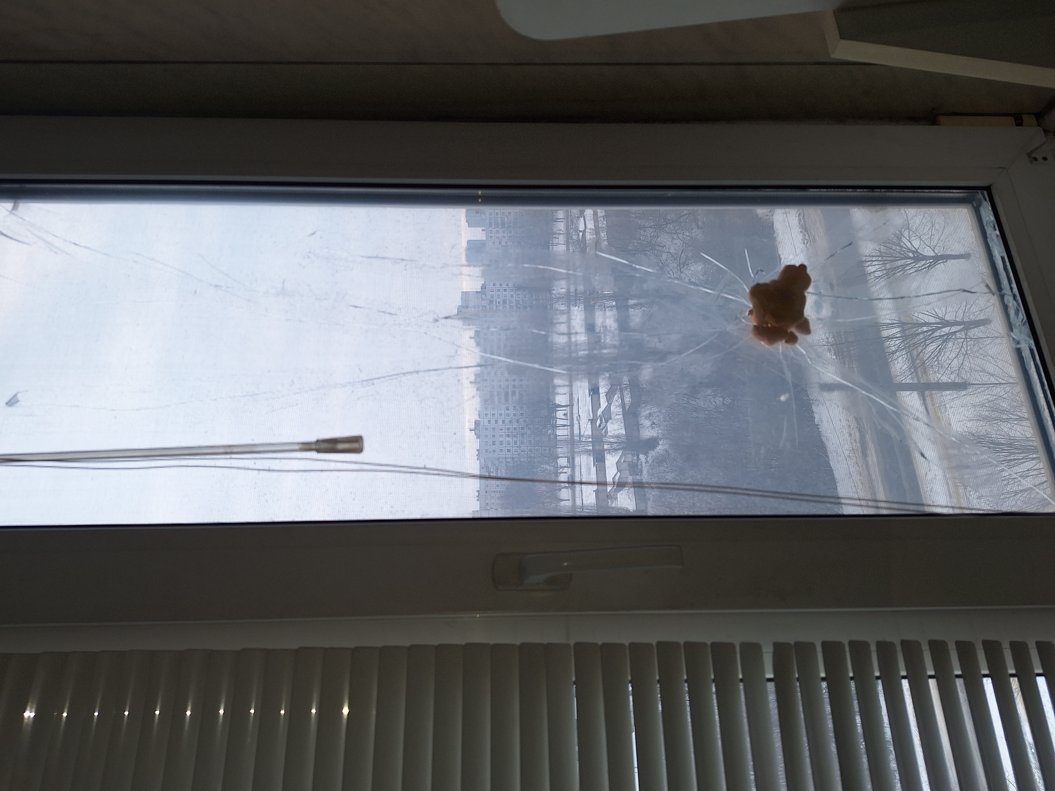 Квартира харків’янки внаслідок обстрілу залишилась без вікон 