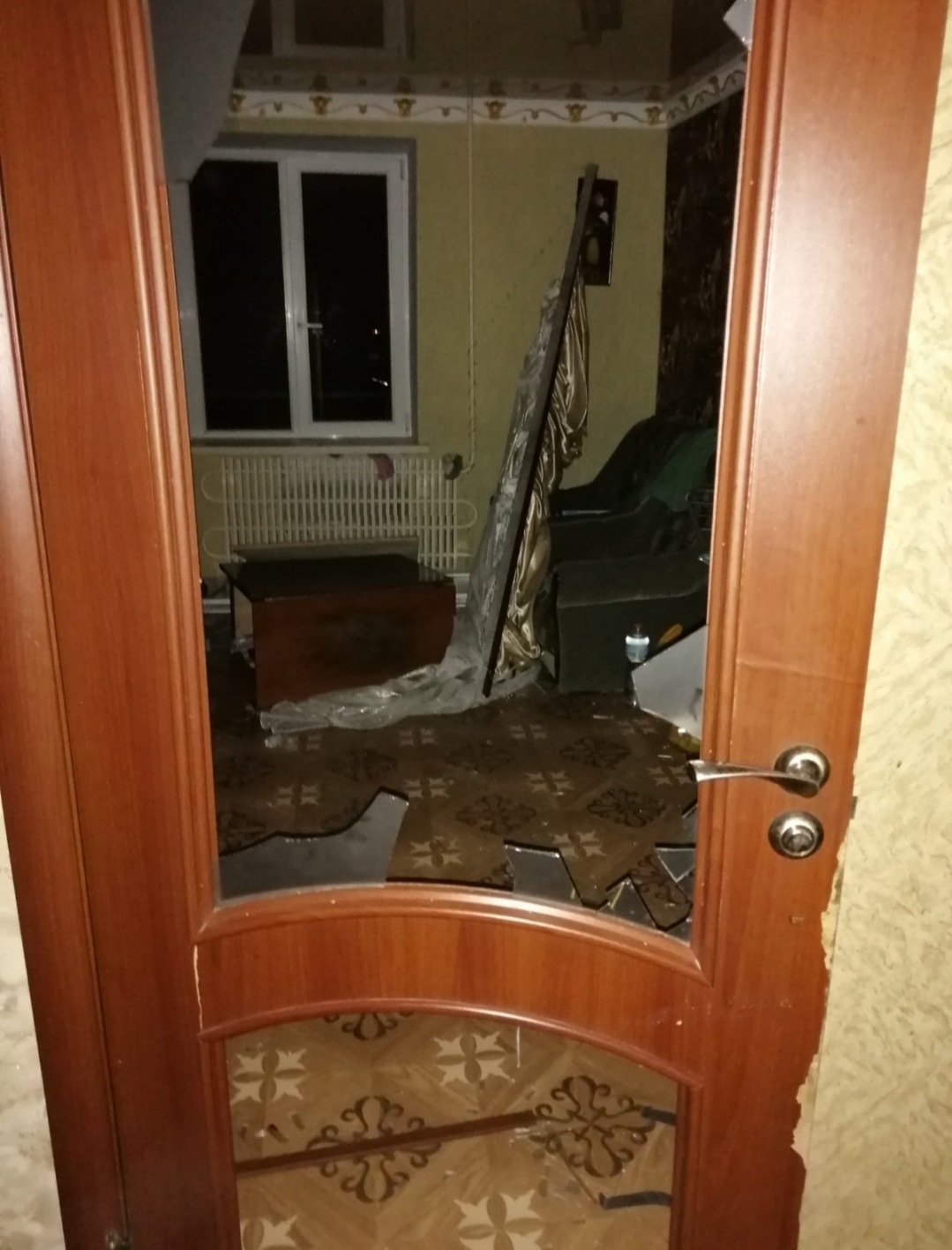 «Маму контузило та поранило склом, ми всі пережили дуже великий стрес», - говорить Юлія з Харкова, чия квартира зазнала руйнувань внаслідок обстрілу