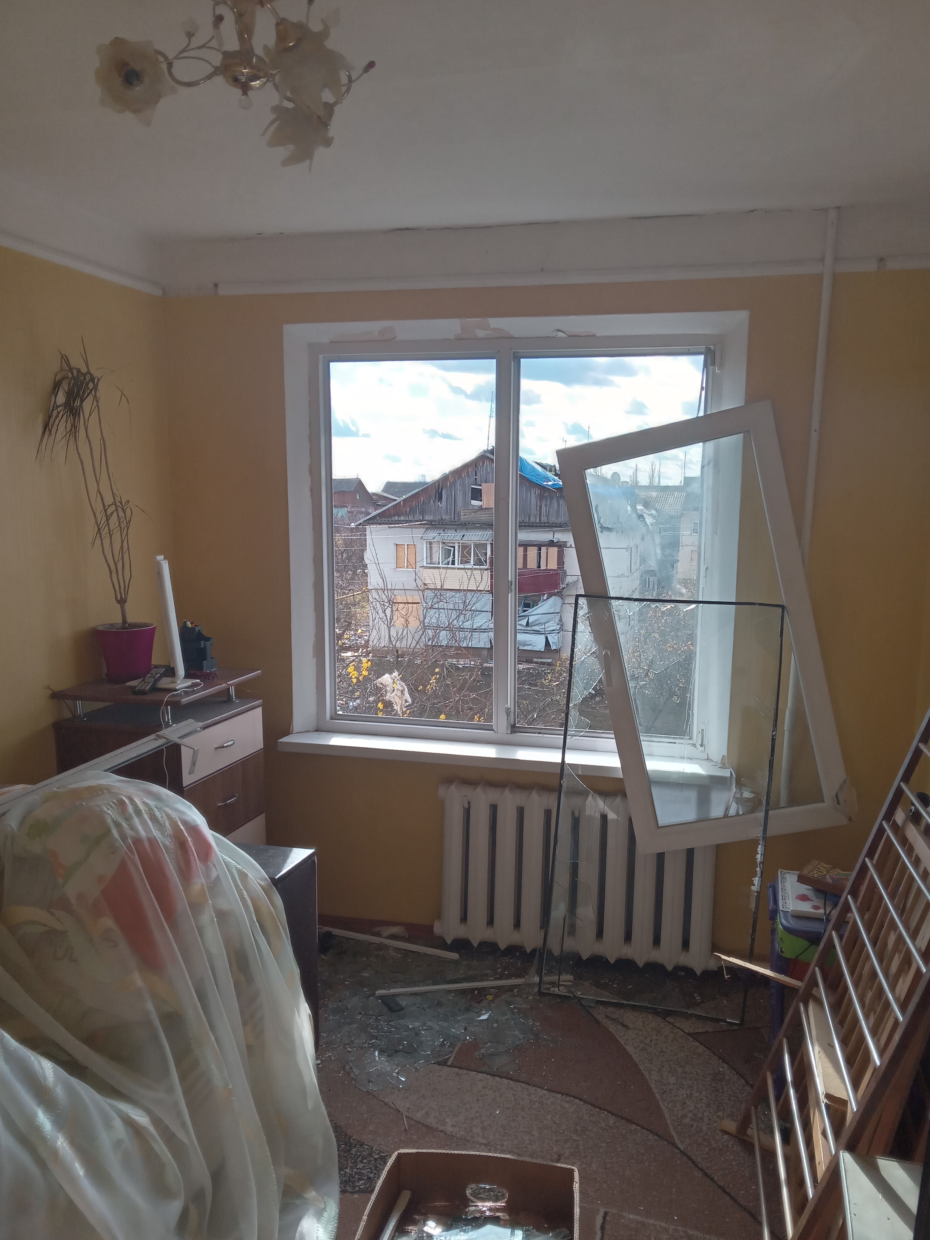 Через обстріли квартира в Боровій, де мешкала велика родина з 5-річним онуком, залишилась без вікон та внутрішніх дверей 