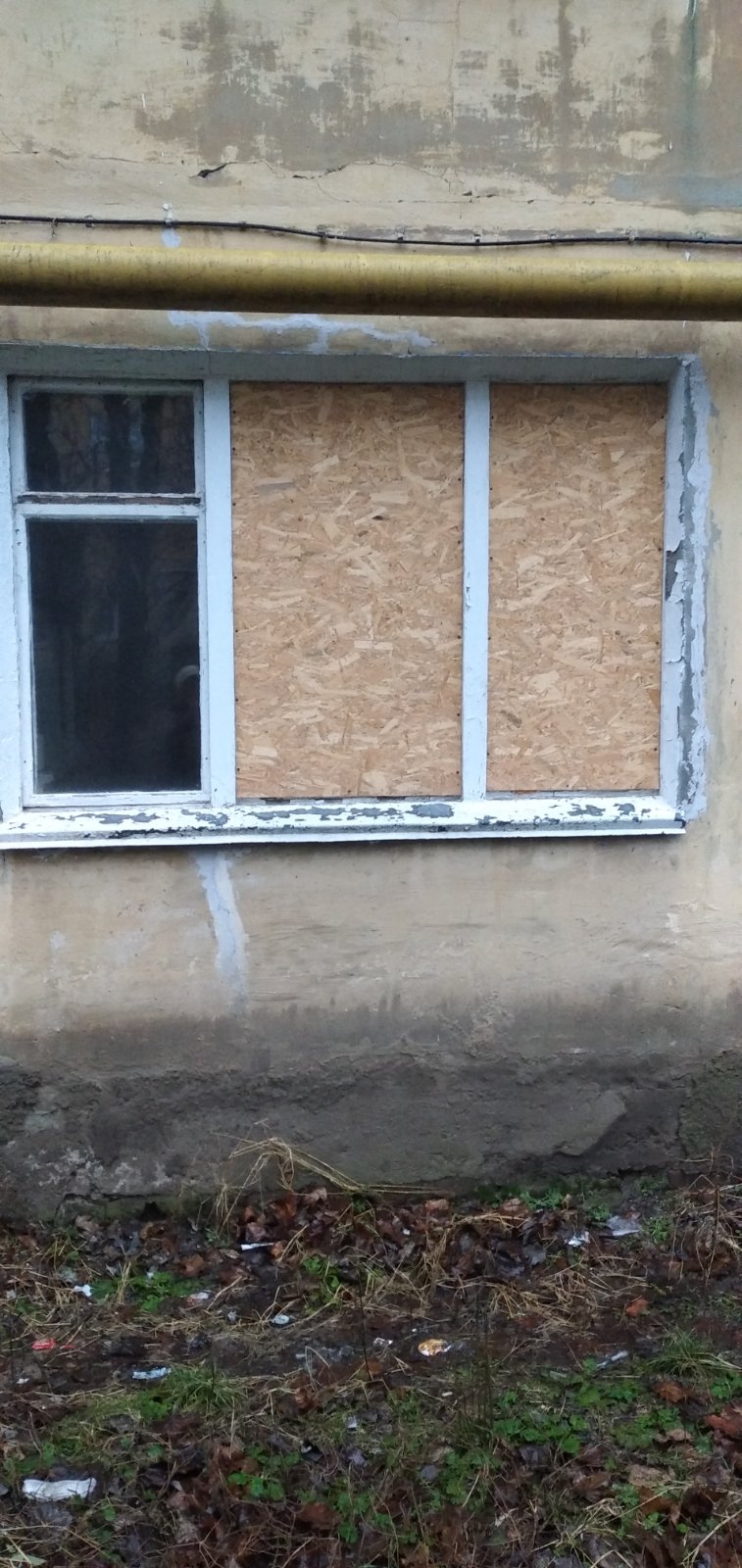 Подружжя пенсіонерів з Костянтинівки живе посеред зими у квартирі без вікон - людям потрібна допомога