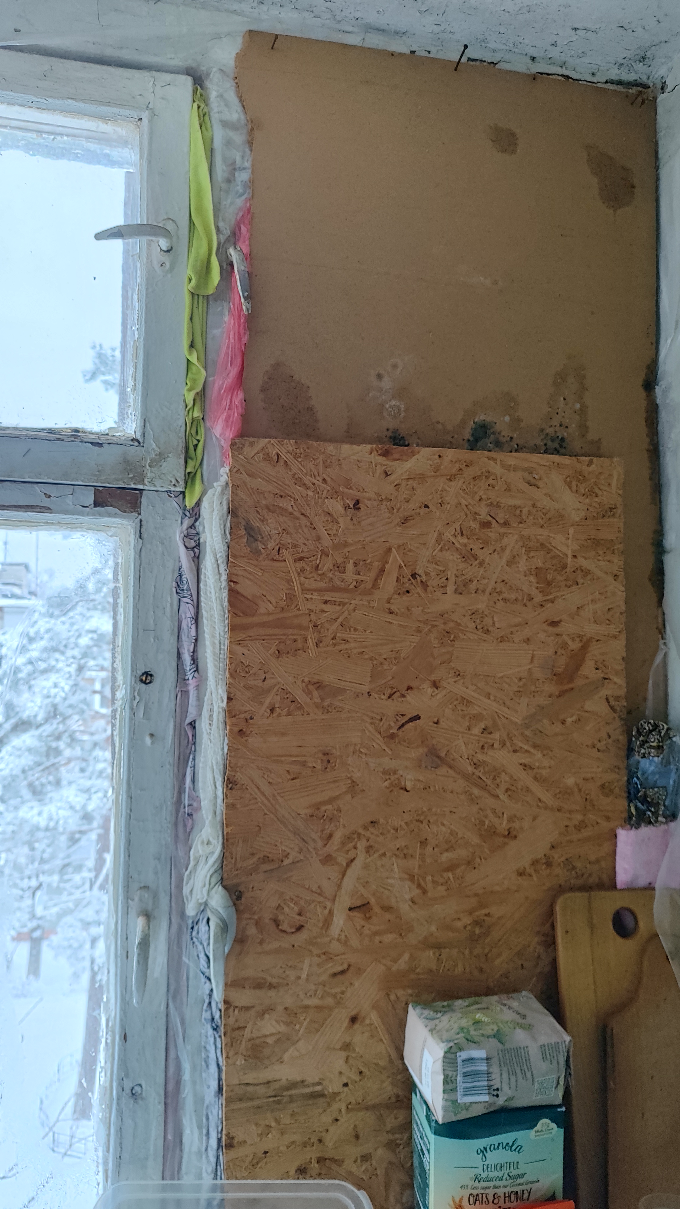 Після обстрілу жінка поважного віку залишилась з вибитими вікнами та розбитим балконом