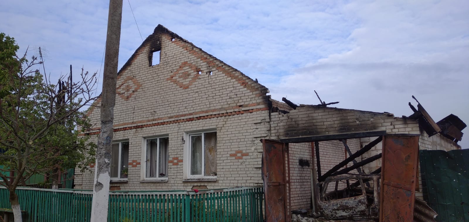 Пошкоджений дах, вибиті двері та вікна - наслідки обстрілу будинку на Сумщині 