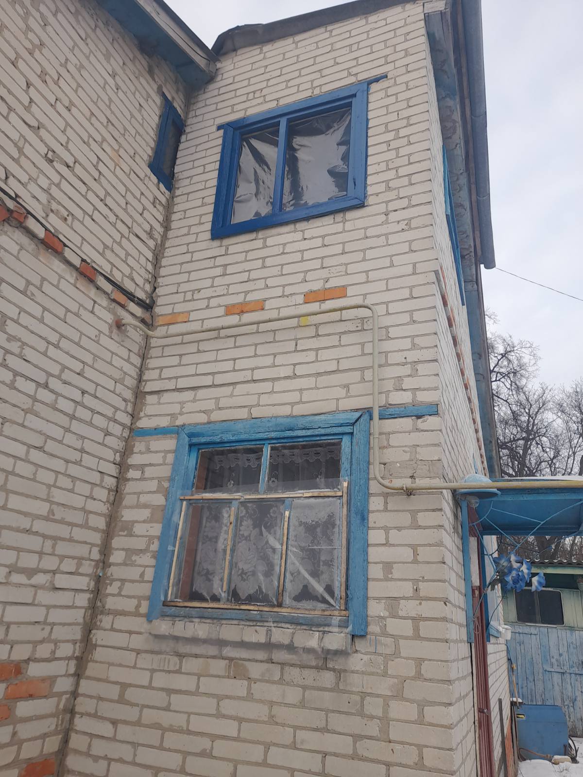 У пенсіонера з Сумщини після обстрілів стався інфаркт та вибито 12 вікон: чоловік з дружиною потребують допомоги