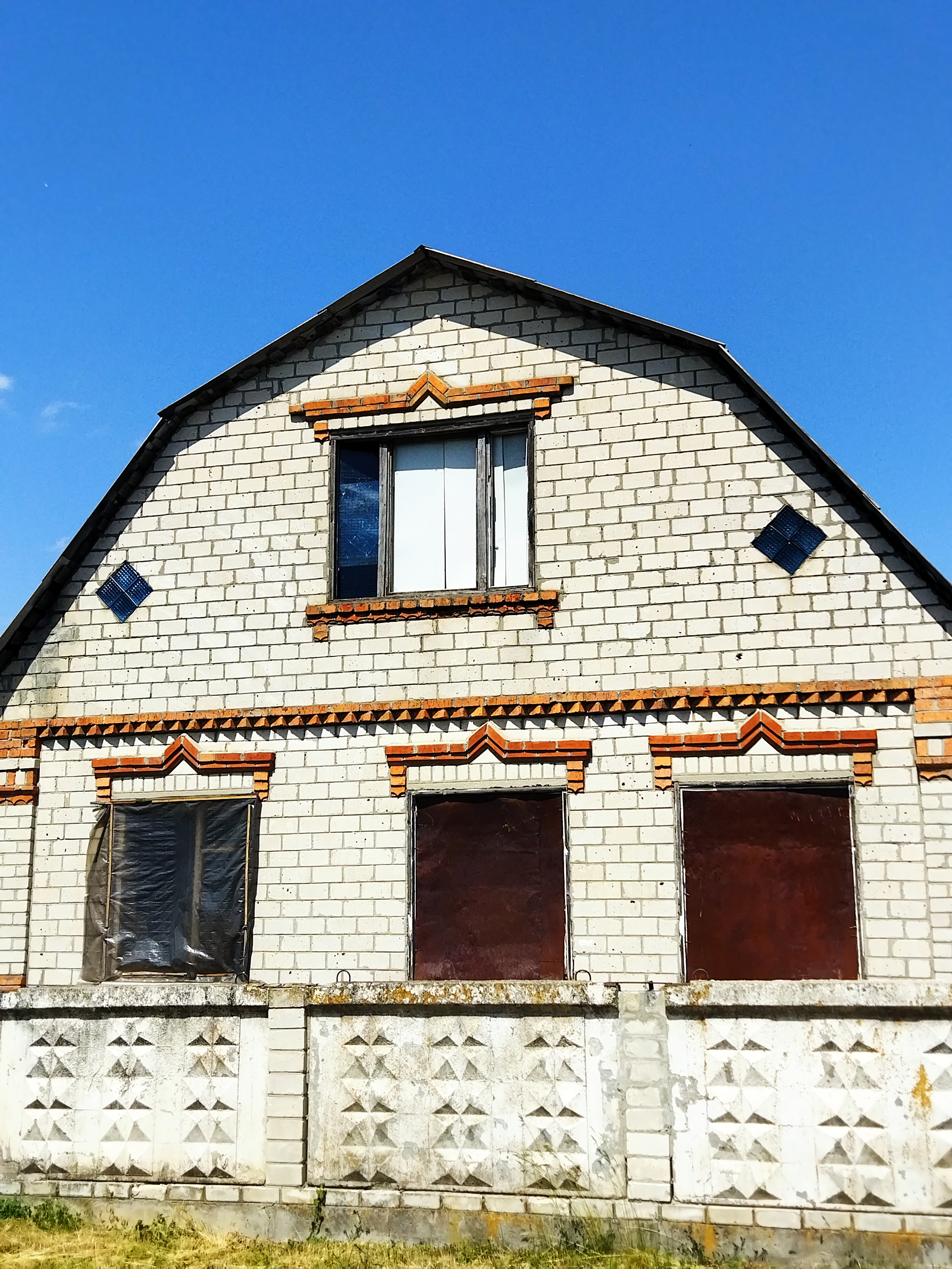 Пошкоджений дах та всі вікна - наслідки обстрілу на Харківщині 