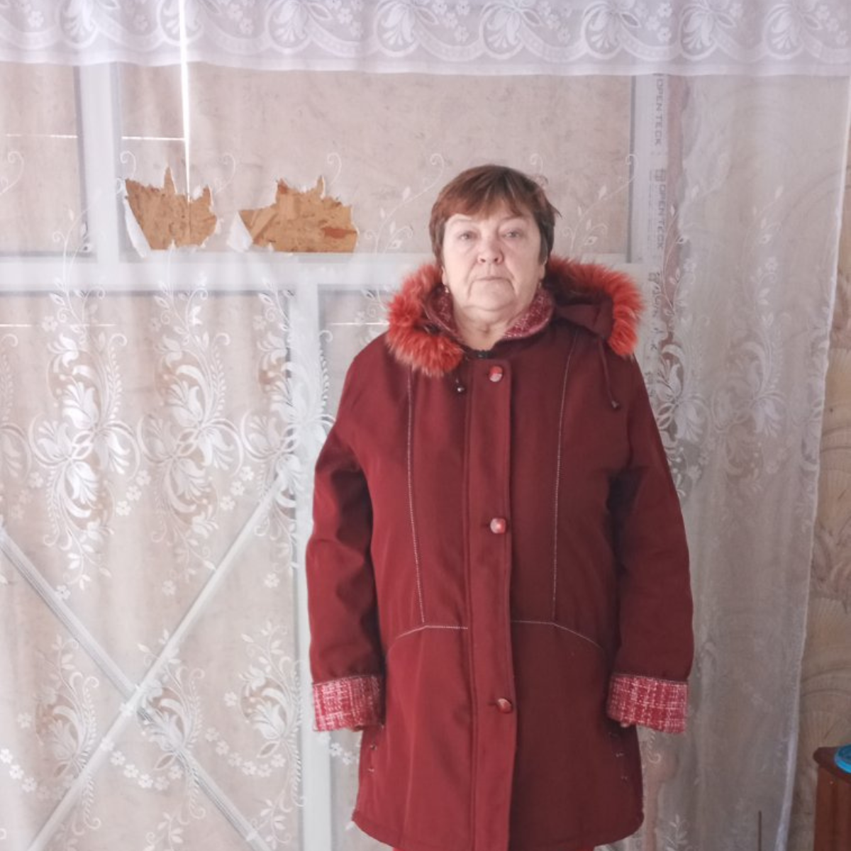 Пенсіонер, який отримав від вибуху контузію, разом з дружиною відновили дах - тепер люди звертаються за допомогою з вікнами