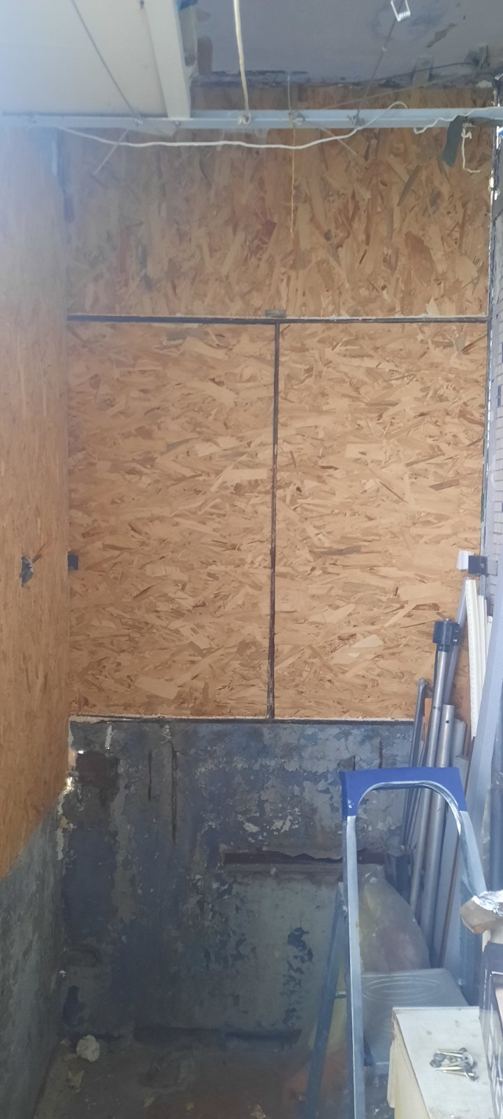 В будинку родини на Херсонщині під час обстрілу вибило вікна. Людям потрібна допомога